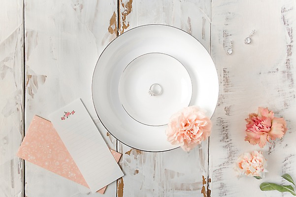 포토 JPG 접시 꽃 결혼 백그라운드 사람없음 공백 오브젝트 청첩장 결혼반지 결혼소품 카피스페이스 국내포토 식물 식기 카드_감사 이벤트 반지 파일형식