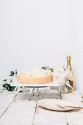 포토 JPG 접시 결혼 백그라운드 포크 사람없음 케이크 공백 샴페인 오브젝트 결혼소품 웨딩테이블 카피스페이스 국내포토 식기 탁자 디저트 주류 이벤트 파일형식