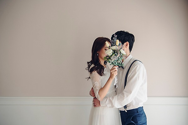 포토 JPG 커플 여자 남자 신부 꽃다발 웨딩드레스 신랑 결혼 신혼부부 안기 실내 사랑 서기 정장 턱시도 상반신 20대 성인 두명 옆모습 한국인 성인만 국내포토 부부 드레스 옷 꽃 감정 뷰포인트 관계 모션 사람 동양인 이벤트 청년 내부 신혼 파일형식