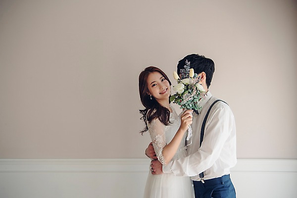 포토 JPG 커플 여자 남자 신부 꽃다발 웨딩드레스 신랑 결혼 신혼부부 안기 실내 사랑 서기 웃음 들기 정장 턱시도 상반신 20대 성인 두명 옆모습 한국인 얼굴가리기 성인만 국내포토 부부 드레스 옷 꽃 감정 뷰포인트 관계 모션 표정 사람 동양인 이벤트 청년 내부 가림 신혼 파일형식