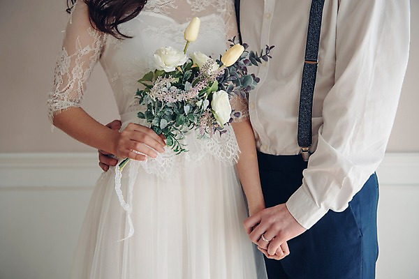 포토 JPG 커플 여자 남자 신부 꽃다발 웨딩드레스 신랑 결혼 신혼부부 안기 실내 사랑 서기 들기 정장 턱시도 상반신 20대 성인 두명 앞모습 손잡기 한국인 성인만 국내포토 부부 드레스 옷 꽃 감정 뷰포인트 관계 모션 사람 동양인 이벤트 청년 내부 신혼 파일형식