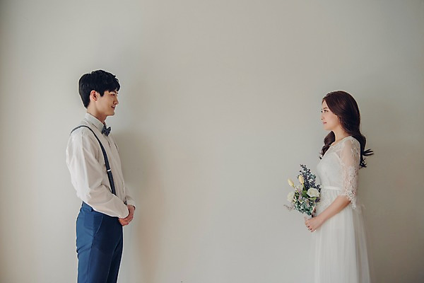 포토 JPG 커플 응시 여자 남자 신부 꽃다발 웨딩드레스 신랑 결혼 신혼부부 실내 사랑 서기 웃음 들기 정장 턱시도 상반신 20대 성인 두명 옆모습 마주보기 한국인 성인만 국내포토 부부 시선 드레스 옷 꽃 감정 뷰포인트 관계 모션 표정 사람 동양인 이벤트 청년 내부 신혼 파일형식