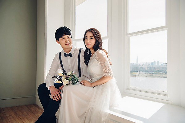 포토 JPG 커플 여자 남자 신부 꽃다발 웨딩드레스 신랑 결혼 창문 신혼부부 실내 사랑 웃음 들기 앉기 정장 턱시도 상반신 20대 성인 두명 옆모습 한국인 성인만 국내포토 부부 드레스 옷 꽃 감정 뷰포인트 관계 모션 표정 사람 동양인 이벤트 청년 내부 신혼 파일형식