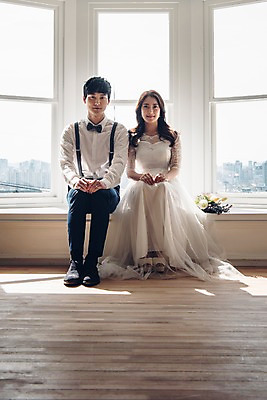 포토 JPG 전신 커플 여자 남자 신부 꽃다발 웨딩드레스 신랑 결혼 창문 신혼부부 실내 사랑 웃음 앉기 정장 턱시도 20대 성인 두명 앞모습 한국인 손모으기 성인만 국내포토 부부 드레스 옷 꽃 감정 뷰포인트 관계 모션 표정 사람 동양인 손짓 이벤트 청년 내부 신혼 파일형식 식물 인종