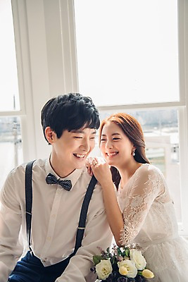 포토 JPG 커플 응시 여자 남자 신부 꽃다발 웨딩드레스 신랑 결혼 창문 신혼부부 실내 사랑 웃음 앉기 정장 턱시도 상반신 20대 성인 두명 앞모습 옆모습 한국인 성인만 국내포토 부부 시선 드레스 옷 꽃 감정 뷰포인트 관계 모션 표정 사람 동양인 이벤트 청년 내부 신혼 파일형식