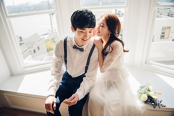 포토 JPG 커플 응시 여자 남자 신부 꽃다발 웨딩드레스 신랑 결혼 창문 신혼부부 실내 사랑 웃음 앉기 정장 턱시도 상반신 20대 성인 두명 앞모습 하이앵글 한국인 성인만 국내포토 부부 시선 드레스 옷 꽃 감정 뷰포인트 관계 모션 표정 사람 동양인 이벤트 청년 내부 신혼 파일형식