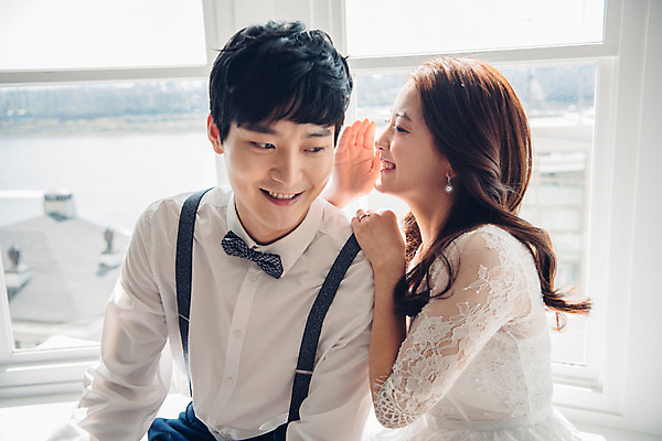 포토 JPG 커플 응시 여자 남자 신부 웨딩드레스 신랑 결혼 창문 신혼부부 실내 사랑 웃음 앉기 정장 턱시도 상반신 20대 성인 두명 앞모습 옆모습 한국인 귓속말 성인만 국내포토 부부 시선 드레스 옷 감정 뷰포인트 관계 모션 표정 사람 동양인 이벤트 청년 내부 신혼 파일형식