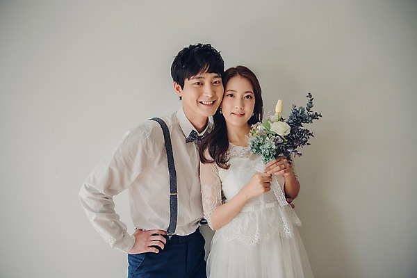 포토 JPG 커플 여자 남자 신부 꽃다발 웨딩드레스 신랑 결혼 신혼부부 실내 사랑 서기 웃음 들기 정장 턱시도 상반신 20대 성인 두명 앞모습 한국인 성인만 국내포토 부부 드레스 옷 꽃 감정 뷰포인트 관계 모션 표정 사람 동양인 이벤트 청년 내부 신혼 파일형식