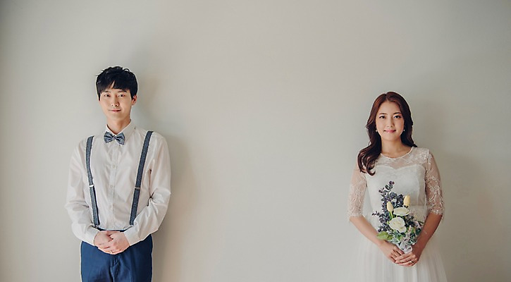 포토 JPG 커플 여자 남자 신부 꽃다발 웨딩드레스 신랑 결혼 신혼부부 실내 사랑 서기 웃음 들기 정장 턱시도 상반신 20대 성인 두명 앞모습 한국인 성인만 국내포토 부부 드레스 옷 꽃 감정 뷰포인트 관계 모션 표정 사람 동양인 이벤트 청년 내부 신혼 파일형식