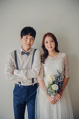 포토 JPG 커플 여자 남자 신부 꽃다발 웨딩드레스 신랑 결혼 신혼부부 실내 사랑 서기 웃음 들기 정장 턱시도 상반신 20대 성인 두명 앞모습 팔짱 한국인 성인만 국내포토 부부 드레스 옷 꽃 감정 뷰포인트 관계 모션 표정 사람 동양인 이벤트 청년 내부 신혼 파일형식 식물 인종
