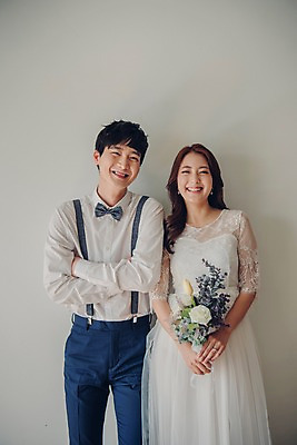 포토 JPG 커플 여자 남자 신부 꽃다발 웨딩드레스 신랑 결혼 신혼부부 실내 사랑 서기 웃음 들기 정장 턱시도 상반신 20대 성인 두명 앞모습 팔짱 한국인 성인만 국내포토 부부 드레스 옷 꽃 감정 뷰포인트 관계 모션 표정 사람 동양인 이벤트 청년 내부 신혼 파일형식