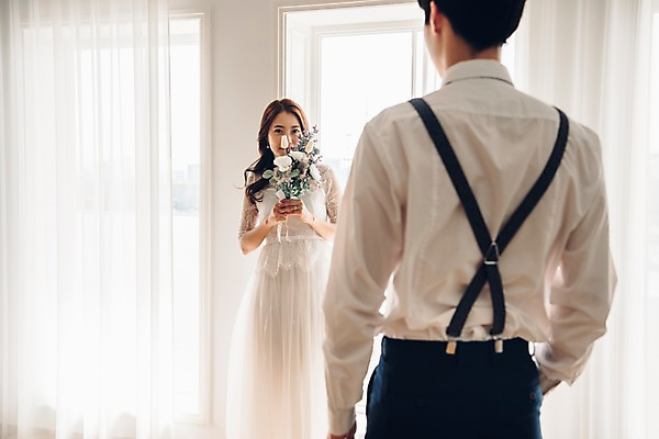 포토 JPG 커플 응시 여자 남자 신부 꽃다발 웨딩드레스 신랑 결혼 신혼부부 실내 사랑 서기 웃음 들기 정장 턱시도 상반신 20대 성인 두명 앞모습 뒷모습 아웃포커스 한국인 성인만 국내포토 부부 시선 드레스 옷 꽃 감정 뷰포인트 관계 모션 촬영기법 표정 사람 동양인 이벤트 청년 내부 신혼 파일형식 식물 인종