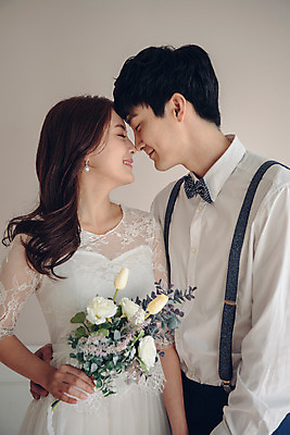 포토 JPG 커플 여자 남자 신부 꽃다발 웨딩드레스 신랑 결혼 신혼부부 실내 사랑 서기 웃음 들기 정장 턱시도 상반신 20대 성인 두명 앞모습 눈감음 한국인 성인만 얼굴맞대기 국내포토 부부 드레스 옷 꽃 감정 뷰포인트 관계 모션 표정 사람 동양인 이벤트 청년 내부 신혼 파일형식