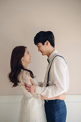 포토 JPG 커플 응시 여자 남자 신부 웨딩드레스 신랑 결혼 신혼부부 안기 실내 사랑 서기 웃음 정장 턱시도 상반신 20대 성인 두명 옆모습 마주보기 한국인 성인만 국내포토 부부 시선 드레스 옷 감정 뷰포인트 관계 모션 표정 사람 동양인 이벤트 청년 내부 신혼 파일형식