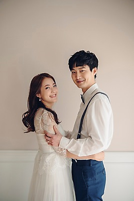 포토 JPG 커플 여자 남자 신부 웨딩드레스 신랑 결혼 신혼부부 안기 실내 사랑 서기 웃음 정장 턱시도 상반신 20대 성인 두명 옆모습 한국인 성인만 국내포토 부부 드레스 옷 감정 뷰포인트 관계 모션 표정 사람 동양인 이벤트 청년 내부 신혼 파일형식