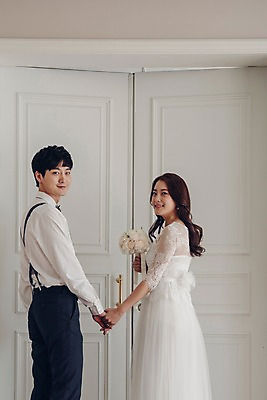 포토 JPG 커플 여자 남자 신부 부케 웨딩드레스 신랑 결혼 신혼부부 실내 사랑 서기 웃음 들기 정장 턱시도 상반신 20대 성인 두명 뒷모습 문 손잡기 한국인 뒤돌아보기 성인만 국내포토 부부 드레스 옷 감정 뷰포인트 꽃다발 관계 모션 표정 사람 동양인 이벤트 청년 내부 신혼 파일형식 꽃 인종 식물