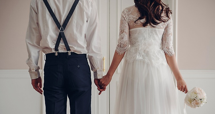 포토 JPG 커플 여자 남자 신부 부케 웨딩드레스 신랑 결혼 신혼부부 실내 사랑 서기 들기 정장 턱시도 상반신 20대 성인 두명 뒷모습 문 손잡기 한국인 성인만 국내포토 부부 드레스 옷 감정 뷰포인트 꽃다발 관계 모션 사람 동양인 이벤트 청년 내부 신혼 파일형식