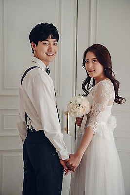 포토 JPG 커플 여자 남자 신부 부케 웨딩드레스 신랑 결혼 신혼부부 실내 사랑 서기 웃음 들기 정장 턱시도 상반신 20대 성인 두명 뒷모습 문 손잡기 한국인 뒤돌아보기 성인만 국내포토 부부 드레스 옷 감정 뷰포인트 꽃다발 관계 모션 표정 사람 동양인 이벤트 청년 내부 신혼 파일형식