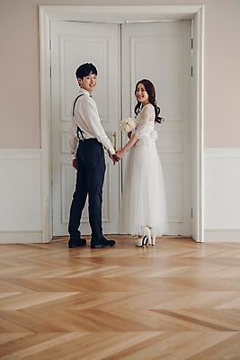 포토 JPG 전신 커플 여자 남자 신부 부케 웨딩드레스 신랑 결혼 신혼부부 실내 사랑 서기 웃음 들기 정장 턱시도 20대 성인 두명 뒷모습 문 손잡기 한국인 뒤돌아보기 성인만 국내포토 부부 드레스 옷 감정 뷰포인트 꽃다발 관계 모션 표정 사람 동양인 이벤트 청년 내부 신혼 파일형식