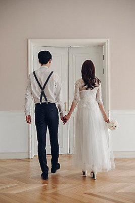 포토 JPG 전신 커플 여자 남자 신부 부케 웨딩드레스 신랑 결혼 신혼부부 실내 사랑 서기 들기 정장 턱시도 20대 성인 두명 뒷모습 문 손잡기 한국인 성인만 국내포토 부부 드레스 옷 감정 뷰포인트 꽃다발 관계 모션 사람 동양인 이벤트 청년 내부 신혼 파일형식