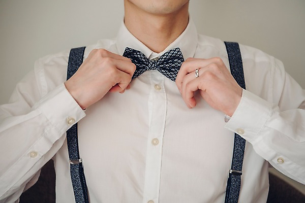 포토 JPG 남자 신랑 결혼 나비넥타이 실내 한명 앉기 정장 턱시도 상반신 20대 성인 앞모습 한국인 성인남자한명만 국내포토 1 옷 뷰포인트 모션 넥타이 사람 동양인 이벤트 청년 내부 남자한명만 성인남자만 파일형식