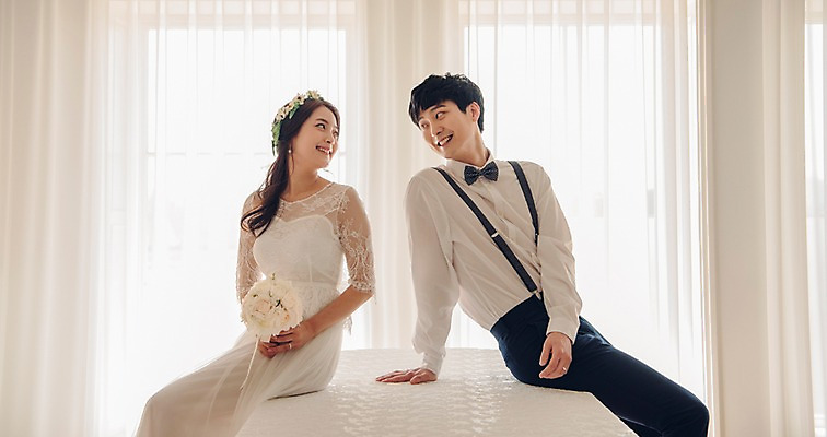 포토 JPG 커플 응시 여자 남자 신부 부케 웨딩드레스 신랑 결혼 신혼부부 실내 사랑 웃음 들기 앉기 정장 턱시도 상반신 20대 성인 두명 앞모습 마주보기 화관 한국인 성인만 국내포토 부부 시선 드레스 옷 꽃 감정 뷰포인트 꽃다발 관계 모션 표정 사람 동양인 이벤트 청년 내부 신혼 파일형식