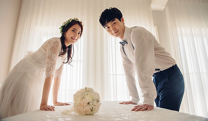 포토 JPG 커플 여자 남자 신부 부케 웨딩드레스 신랑 결혼 신혼부부 탁자 실내 사랑 서기 웃음 정장 턱시도 상반신 20대 성인 두명 옆모습 기댐 한국인 성인만 국내포토 부부 드레스 옷 감정 뷰포인트 꽃다발 가구 관계 모션 표정 사람 동양인 이벤트 청년 내부 신혼 파일형식