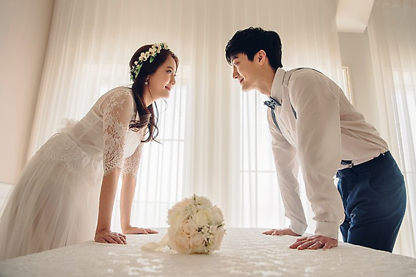 포토 JPG 커플 여자 남자 신부 부케 웨딩드레스 신랑 결혼 신혼부부 탁자 실내 사랑 서기 웃음 정장 턱시도 상반신 20대 성인 두명 옆모습 마주보기 한국인 성인만 국내포토 부부 드레스 옷 감정 뷰포인트 꽃다발 가구 관계 모션 표정 사람 동양인 이벤트 청년 내부 신혼 파일형식
