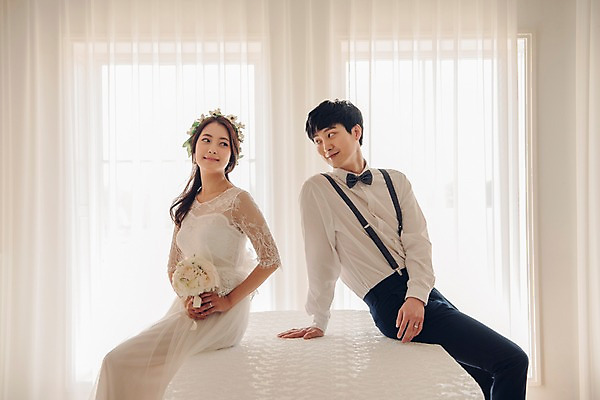 포토 JPG 커플 응시 여자 남자 신부 부케 웨딩드레스 신랑 결혼 신혼부부 탁자 실내 사랑 웃음 들기 앉기 정장 턱시도 상반신 20대 성인 두명 옆모습 한국인 성인만 국내포토 부부 시선 드레스 옷 감정 뷰포인트 꽃다발 가구 관계 모션 표정 사람 동양인 이벤트 청년 내부 신혼 파일형식