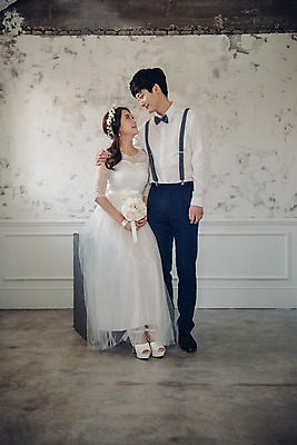 포토 JPG 전신 커플 응시 여자 남자 신부 부케 웨딩드레스 신랑 결혼 신혼부부 실내 사랑 서기 웃음 들기 앉기 정장 턱시도 20대 성인 두명 앞모습 마주보기 한국인 성인만 어깨에손 국내포토 부부 시선 드레스 옷 감정 뷰포인트 꽃다발 관계 모션 표정 사람 동양인 이벤트 청년 내부 신혼 파일형식