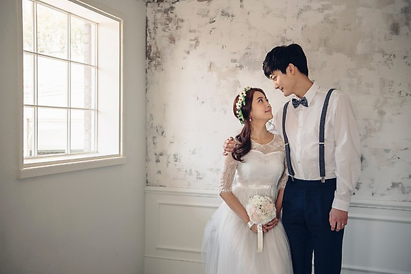 포토 JPG 커플 여자 남자 신부 부케 웨딩드레스 신랑 결혼 신혼부부 실내 사랑 서기 웃음 들기 앉기 정장 턱시도 상반신 20대 성인 두명 앞모습 마주보기 한국인 성인만 어깨에손 국내포토 부부 드레스 옷 감정 뷰포인트 꽃다발 관계 모션 표정 사람 동양인 이벤트 청년 내부 신혼 파일형식