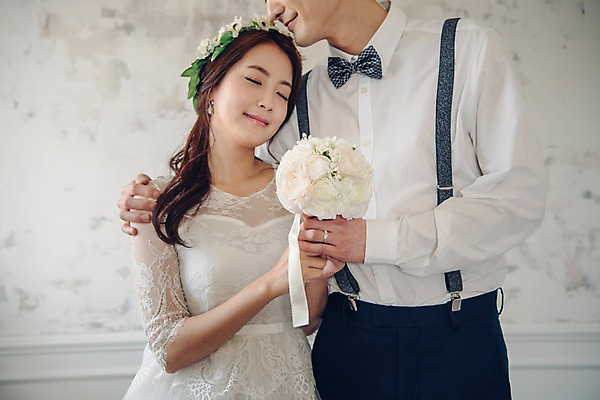 포토 JPG 커플 여자 남자 신부 부케 웨딩드레스 신랑 결혼 신혼부부 실내 사랑 서기 웃음 들기 앉기 정장 턱시도 상반신 20대 성인 두명 앞모습 눈감음 기댐 한국인 성인만 국내포토 부부 드레스 옷 감정 뷰포인트 꽃다발 관계 모션 표정 사람 동양인 이벤트 청년 내부 신혼 파일형식 꽃 인종 식물
