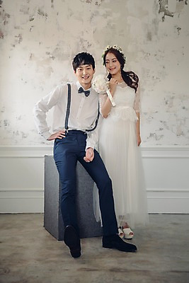 포토 JPG 전신 커플 응시 여자 남자 신부 부케 웨딩드레스 신랑 결혼 신혼부부 실내 사랑 서기 웃음 들기 앉기 정장 턱시도 20대 성인 두명 앞모습 기댐 한국인 성인만 국내포토 부부 시선 드레스 옷 감정 뷰포인트 꽃다발 관계 모션 표정 사람 동양인 이벤트 청년 내부 신혼 파일형식