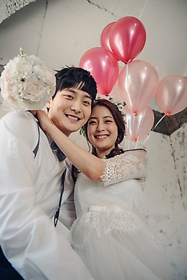 포토 JPG 커플 여자 남자 신부 로우앵글 부케 웨딩드레스 신랑 결혼 신혼부부 안기 실내 사랑 서기 웃음 들기 정장 턱시도 상반신 20대 성인 두명 앞모습 한국인 풍선 성인만 국내포토 부부 드레스 옷 감정 뷰포인트 꽃다발 관계 모션 표정 사람 동양인 이벤트 청년 내부 신혼 파일형식