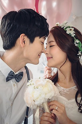 포토 JPG 커플 여자 남자 신부 부케 웨딩드레스 신랑 결혼 신혼부부 실내 사랑 웃음 들기 앉기 정장 턱시도 상반신 20대 성인 두명 앞모습 눈감음 한국인 풍선 성인만 얼굴맞대기 국내포토 부부 드레스 옷 감정 뷰포인트 꽃다발 관계 모션 표정 사람 동양인 이벤트 청년 내부 신혼 파일형식