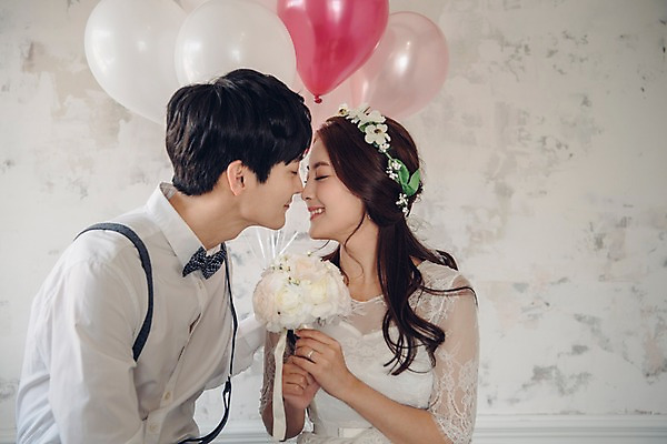 포토 JPG 커플 여자 남자 신부 부케 웨딩드레스 신랑 결혼 신혼부부 실내 사랑 웃음 들기 앉기 정장 턱시도 상반신 20대 성인 두명 옆모습 눈감음 한국인 풍선 성인만 국내포토 부부 드레스 옷 감정 뷰포인트 꽃다발 관계 모션 표정 사람 동양인 이벤트 청년 내부 신혼 파일형식