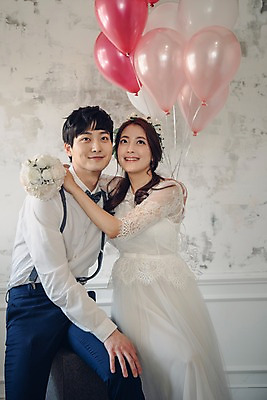 포토 JPG 커플 응시 여자 남자 신부 부케 웨딩드레스 신랑 결혼 신혼부부 실내 웃음 들기 앉기 정장 턱시도 상반신 20대 성인 두명 앞모습 한국인 풍선 성인만 국내포토 부부 시선 드레스 옷 뷰포인트 꽃다발 관계 모션 표정 사람 동양인 이벤트 청년 내부 신혼 파일형식