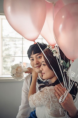 포토 JPG 커플 여자 남자 신부 부케 웨딩드레스 신랑 결혼 신혼부부 안기 실내 사랑 웃음 들기 앉기 정장 턱시도 상반신 20대 성인 두명 앞모습 뒷모습 한국인 풍선 성인만 국내포토 부부 드레스 옷 감정 뷰포인트 꽃다발 관계 모션 표정 사람 동양인 이벤트 청년 내부 신혼 파일형식