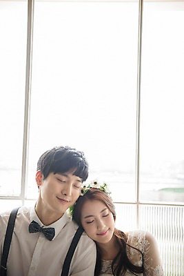 포토 JPG 커플 여자 남자 신부 웨딩드레스 신랑 결혼 창문 신혼부부 실내 사랑 웃음 앉기 정장 턱시도 상반신 20대 성인 두명 앞모습 눈감음 기댐 화관 한국인 성인만 국내포토 부부 드레스 옷 꽃 감정 뷰포인트 관계 모션 표정 사람 동양인 이벤트 청년 내부 신혼 파일형식