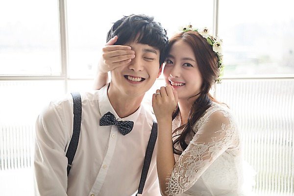 포토 JPG 커플 여자 남자 신부 웨딩드레스 신랑 결혼 장난 창문 신혼부부 실내 사랑 웃음 앉기 정장 턱시도 상반신 20대 성인 두명 앞모습 눈감음 기댐 화관 한국인 얼굴가리기 성인만 국내포토 부부 드레스 옷 꽃 감정 뷰포인트 관계 모션 표정 사람 동양인 이벤트 청년 내부 가림 신혼 파일형식