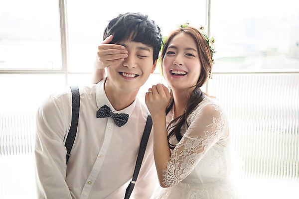 포토 JPG 커플 여자 남자 신부 웨딩드레스 신랑 결혼 장난 창문 신혼부부 실내 사랑 웃음 앉기 정장 턱시도 상반신 20대 성인 두명 앞모습 눈감음 화관 한국인 얼굴가리기 성인만 국내포토 부부 드레스 옷 꽃 감정 뷰포인트 관계 모션 표정 사람 동양인 이벤트 청년 내부 가림 신혼 파일형식