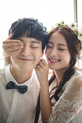 포토 JPG 커플 여자 남자 신부 웨딩드레스 신랑 결혼 장난 창문 신혼부부 실내 사랑 웃음 앉기 정장 턱시도 상반신 20대 성인 두명 앞모습 눈감음 화관 한국인 얼굴가리기 성인만 국내포토 부부 드레스 옷 꽃 감정 뷰포인트 관계 모션 표정 사람 동양인 이벤트 청년 내부 가림 신혼 파일형식