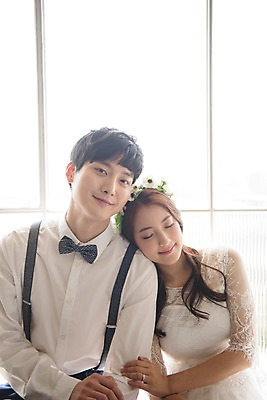 포토 JPG 커플 여자 남자 신부 웨딩드레스 신랑 결혼 창문 신혼부부 실내 사랑 웃음 앉기 정장 턱시도 상반신 20대 성인 두명 앞모습 팔짱 눈감음 기댐 화관 한국인 성인만 국내포토 부부 드레스 옷 꽃 감정 뷰포인트 관계 모션 표정 사람 동양인 이벤트 청년 내부 신혼 파일형식