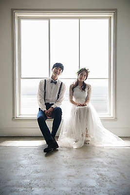 포토 JPG 전신 커플 여자 남자 신부 웨딩드레스 신랑 결혼 창문 신혼부부 실내 사랑 웃음 앉기 정장 턱시도 20대 성인 두명 앞모습 화관 한국인 성인만 국내포토 부부 드레스 옷 꽃 감정 뷰포인트 관계 모션 표정 사람 동양인 이벤트 청년 내부 신혼 파일형식 식물 인종