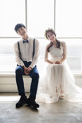 포토 JPG 전신 커플 여자 남자 신부 웨딩드레스 신랑 결혼 창문 신혼부부 실내 사랑 웃음 앉기 정장 턱시도 20대 성인 두명 앞모습 화관 한국인 성인만 국내포토 부부 드레스 옷 꽃 감정 뷰포인트 관계 모션 표정 사람 동양인 이벤트 청년 내부 신혼 파일형식