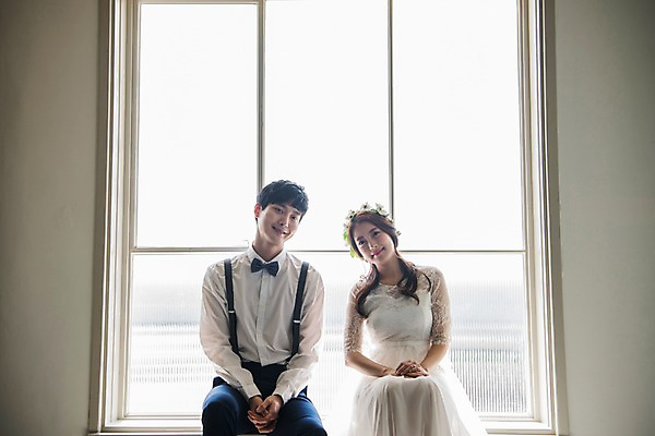 포토 JPG 커플 여자 남자 신부 웨딩드레스 신랑 결혼 창문 신혼부부 실내 사랑 웃음 앉기 정장 턱시도 상반신 20대 성인 두명 앞모습 화관 한국인 성인만 국내포토 부부 드레스 옷 꽃 감정 뷰포인트 관계 모션 표정 사람 동양인 이벤트 청년 내부 신혼 파일형식