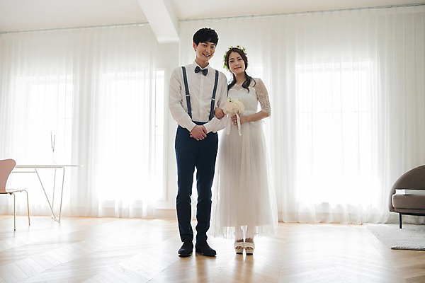 포토 JPG 전신 커플 여자 남자 신부 부케 웨딩드레스 신랑 결혼 신혼부부 실내 사랑 서기 웃음 들기 정장 턱시도 20대 성인 두명 앞모습 한국인 성인만 국내포토 부부 드레스 옷 감정 뷰포인트 꽃다발 관계 모션 표정 사람 동양인 이벤트 청년 내부 신혼 파일형식