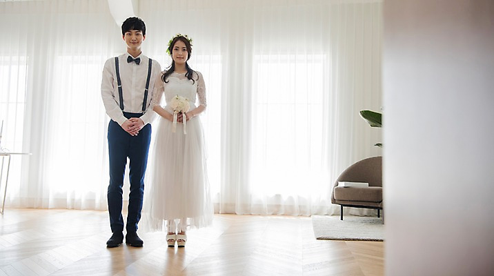 포토 JPG 전신 커플 여자 남자 신부 부케 웨딩드레스 신랑 결혼 신혼부부 실내 사랑 서기 웃음 들기 정장 턱시도 20대 성인 두명 앞모습 한국인 성인만 국내포토 부부 드레스 옷 감정 뷰포인트 꽃다발 관계 모션 표정 사람 동양인 이벤트 청년 내부 신혼 파일형식