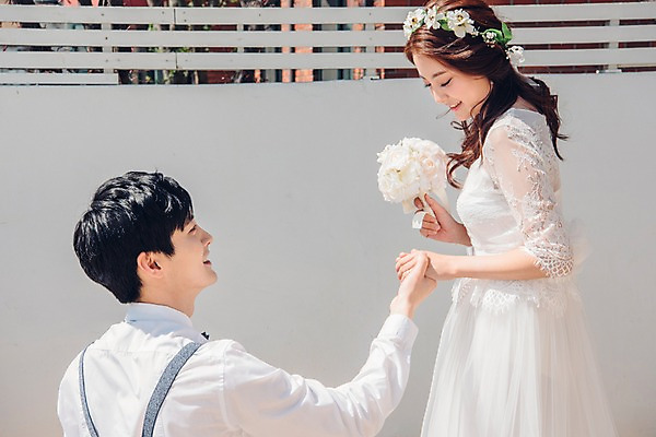 포토 JPG 주간 커플 응시 여자 남자 신부 부케 웨딩드레스 신랑 결혼 프로포즈 신혼부부 사랑 서기 웃음 들기 앉기 정장 턱시도 상반신 20대 성인 야외 두명 옆모습 한국인 성인만 국내포토 자연요소 부부 시선 드레스 옷 감정 뷰포인트 꽃다발 관계 모션 표정 사람 동양인 이벤트 청년 신혼 파일형식