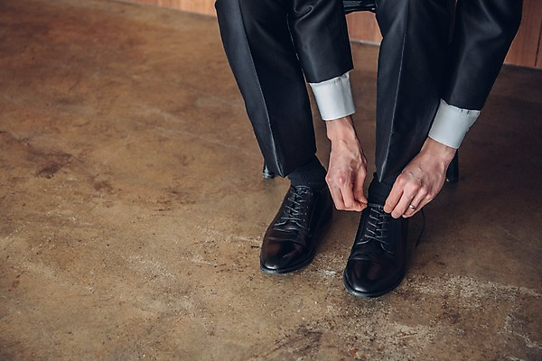 포토 JPG 남자 리본 구두 신랑 결혼 실내 한명 앉기 정장 턱시도 20대 성인 앞모습 한국인 하반신 신기함 매기 성인남자한명만 국내포토 1 옷 뷰포인트 신발 컨셉 모션 사람 동양인 이벤트 청년 내부 남자한명만 성인남자만 파일형식